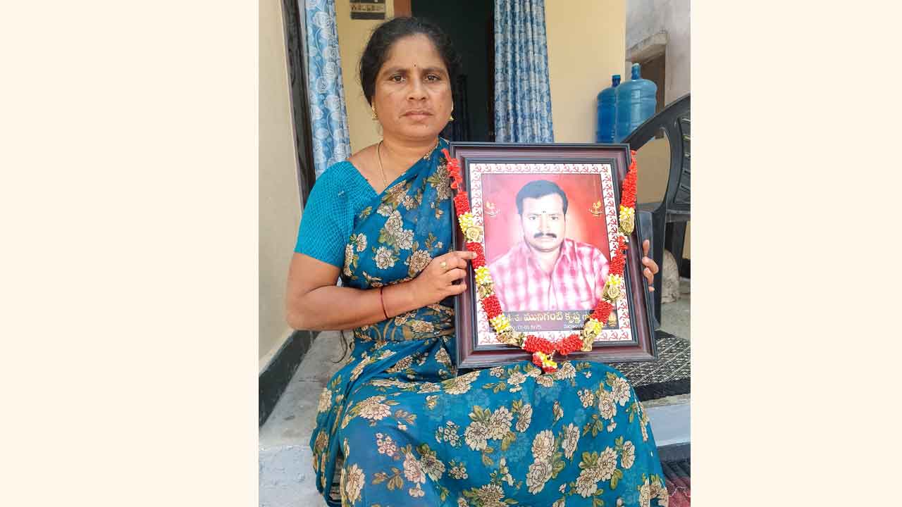 రైతుబీమా అందింది.. భూమి మిగిలింది!