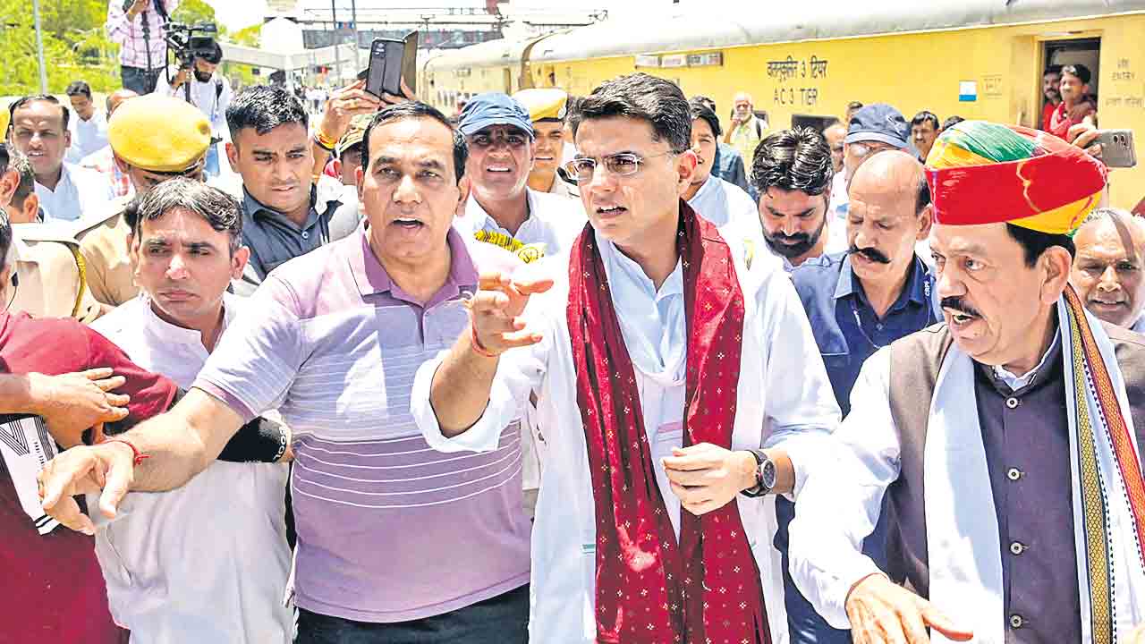 గెహ్లాట్‌పై పైలట్‌ పోరు