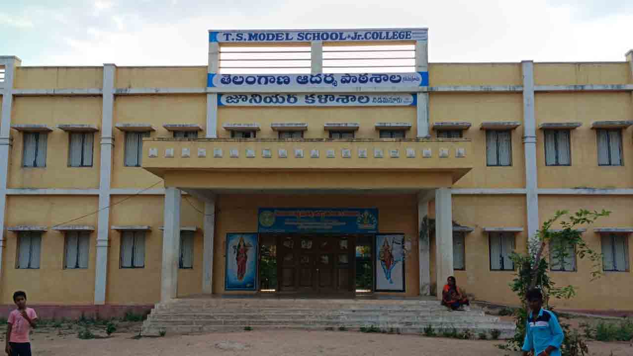 ప్రభుత్వ బడులో డిజిటల్ బోధన…