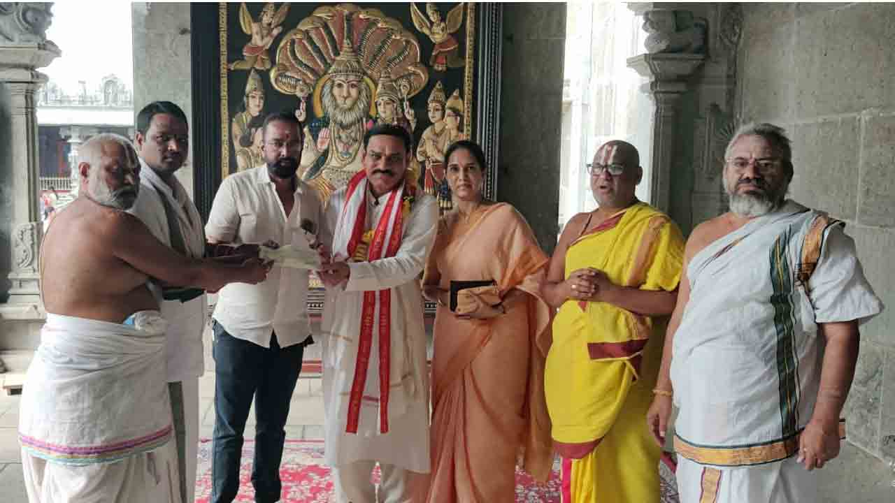 Yadagiri gutta | లక్ష్మీ నరసింహస్వామి శఠగోపానికి రూ. 62 లక్షలు డీడీ అందజేత