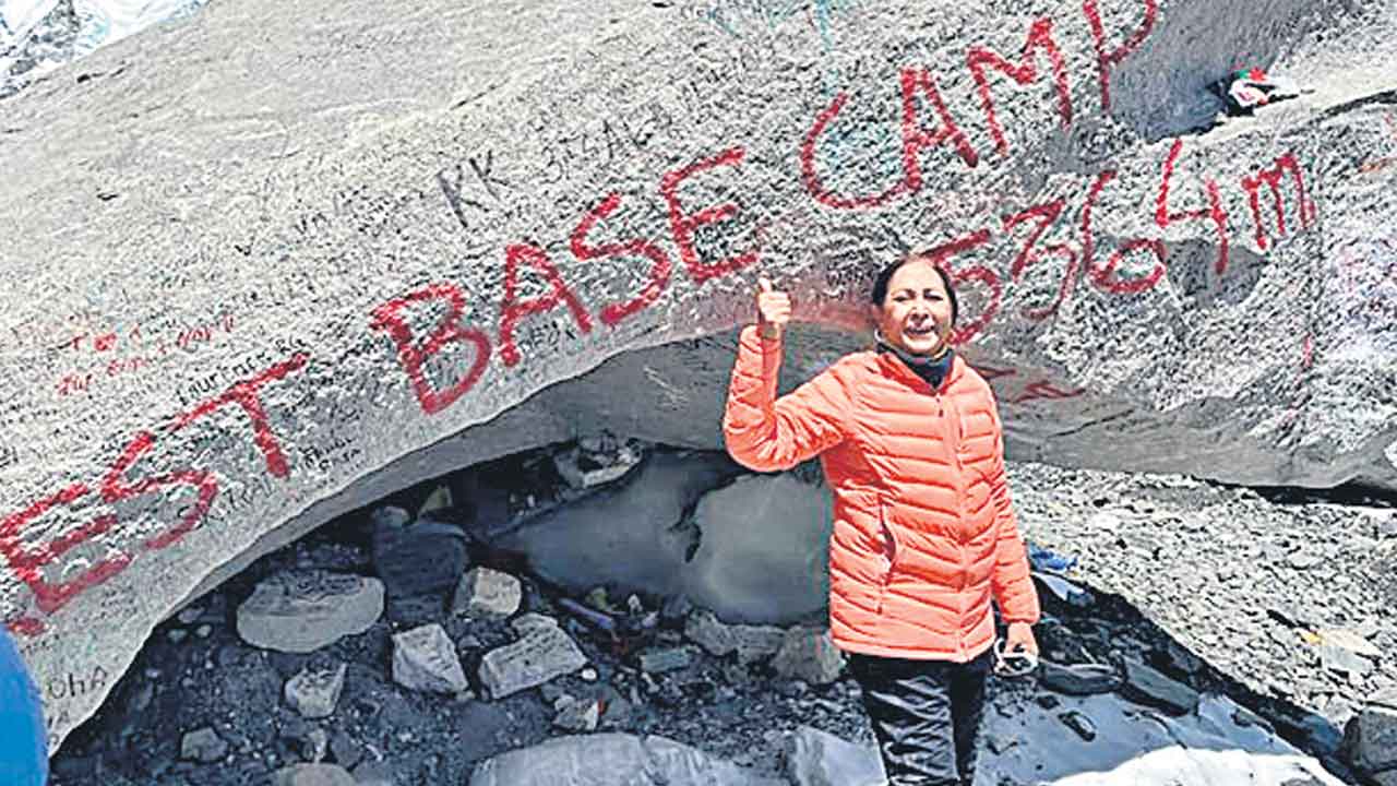 68 ఏండ్ల వైద్యురాలి అరుదైన ఘనత