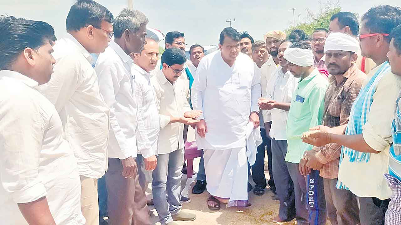 మేమున్నామని.. అన్నదాతలకు అండగా నిలుస్తున్న ఎమ్మెల్యేలు