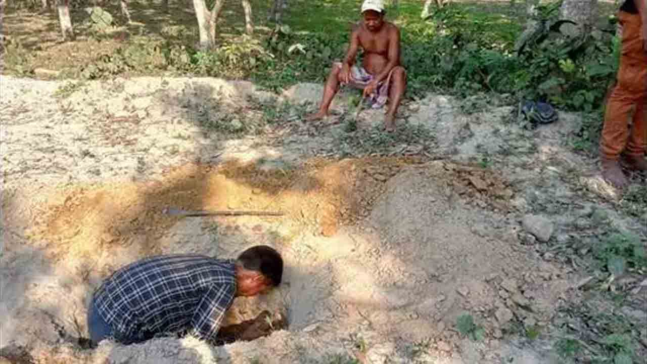 కుమారుడి మృతదేహంతో బస్సులో ప్రయాణం