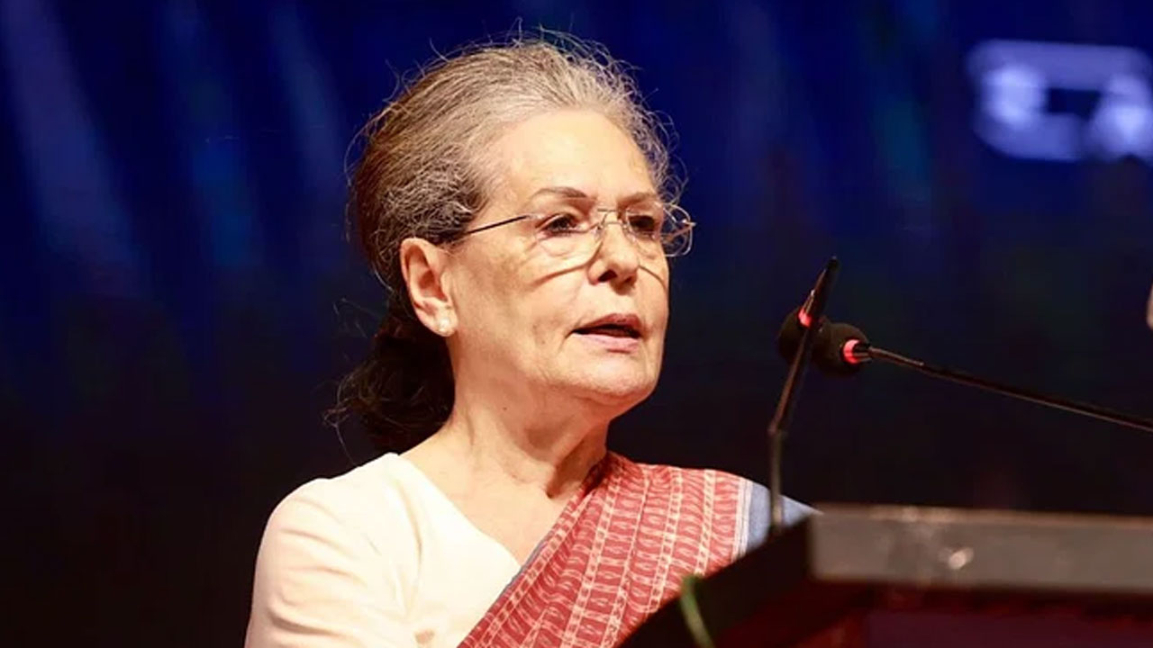 Sonia Gandhi: కాంగ్రెస్ ట్వీట్‌..  సోనియాపై ఈసీకి ఫిర్యాదు