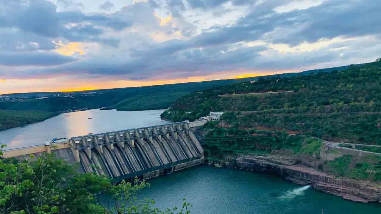 Srisailam Reservoir | శ్రీశైలం జలాశయానికి కొనసాగుతున్న వరద..!