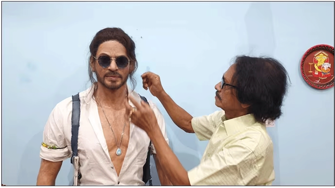 Shah Rukh Khan | పఠాన్ గెటప్లో షారుక్ ఖాన్ : బాలీవుడ్ బాద్షా మైనపు విగ్రహం రూపొందించిన ఆర్టిస్ట్