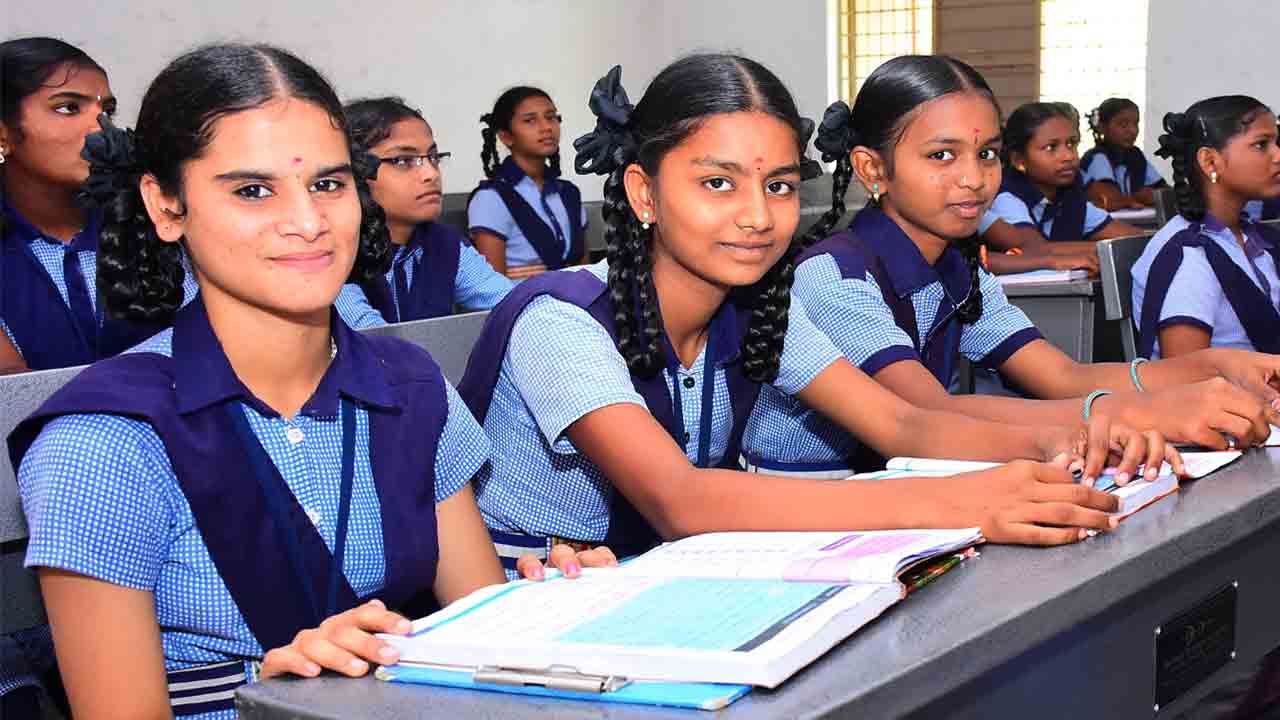 Government schools |  సర్కారు బడి రాత మారుతున్నది.. అందుబాటులో ఆంగ్ల విద్య, విద్యార్థులకు ఉచితంగా నోట్‌పుస్తకాలు, వర్క్‌బుక్స్‌