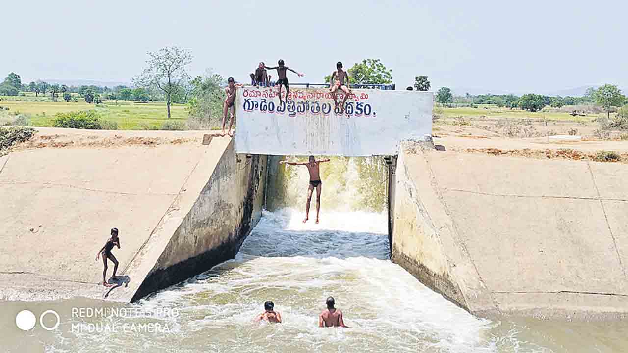 Swimming |  కబళిస్తున్న ఈత సరదా.. సెలవుల్లో చిన్నారులపై పర్యవేక్షణ తప్పనిసరి
