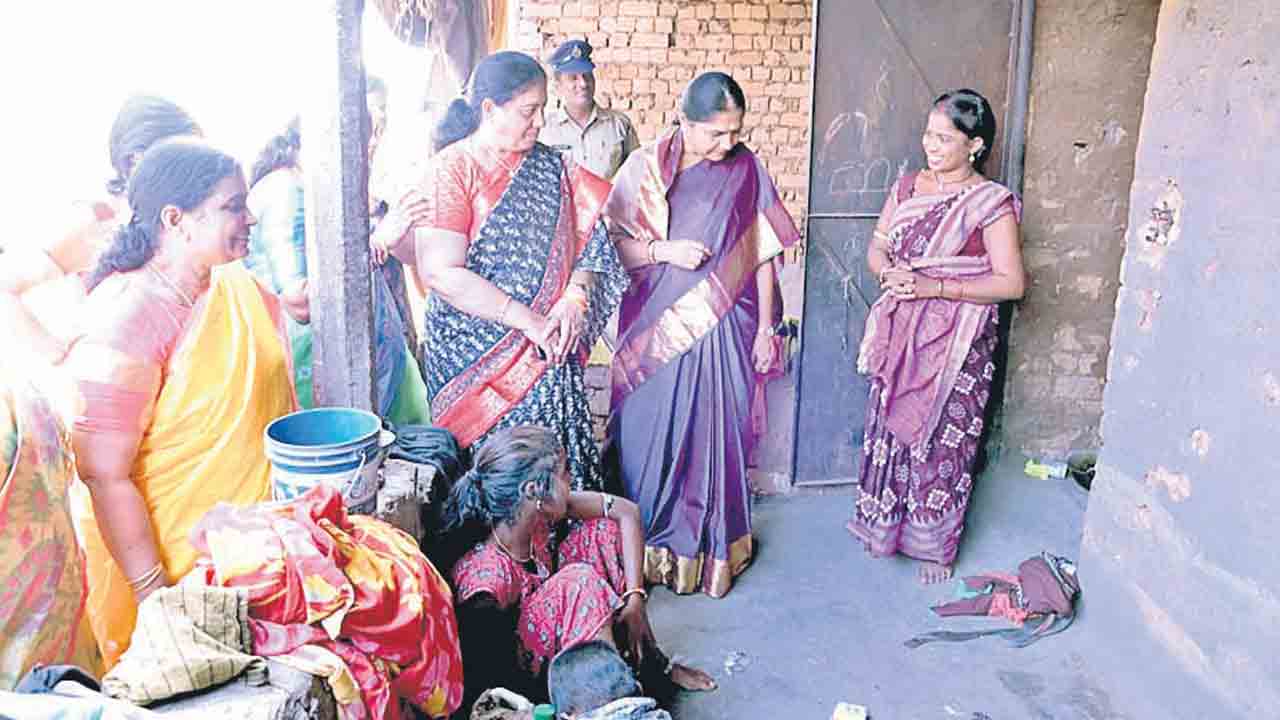 బాధితులకు భరోసానివ్వాలి