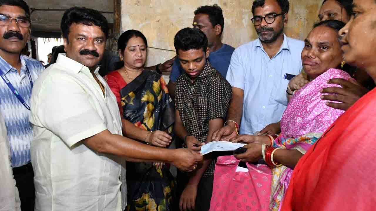 Hyderabad | మౌనిక కుటుంబానికి రూ. 5 ల‌క్ష‌ల ఆర్థిక సాయం అందించిన మంత్రి త‌ల‌సాని