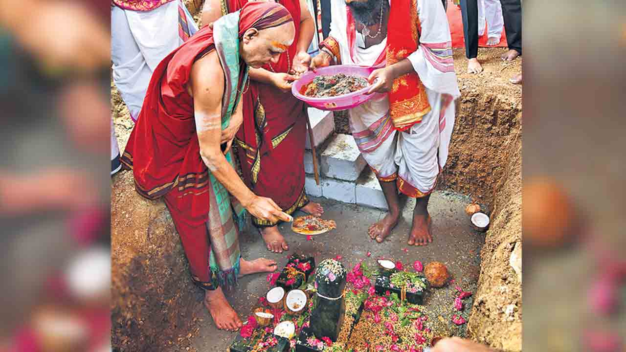 Swaroopanandendra swamy |  కేసీఆర్‌ పాలనలో తెలంగాణ అభివృద్ధి.. విశాఖ శారదా పీఠాధిపతి స్వరూపానందేంద్ర స్వామిజీ