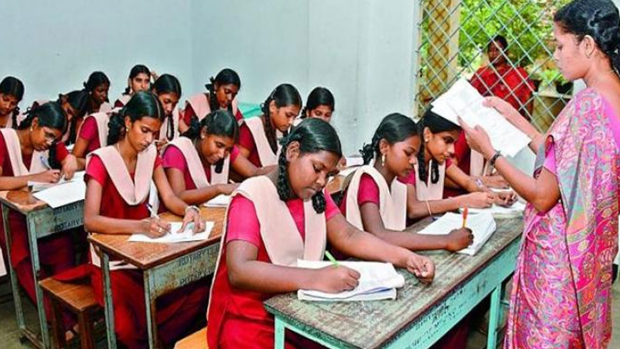 TGT Posts | గురుకులం టీజీటీ దరఖాస్తులకు రేపే తుది గడువు