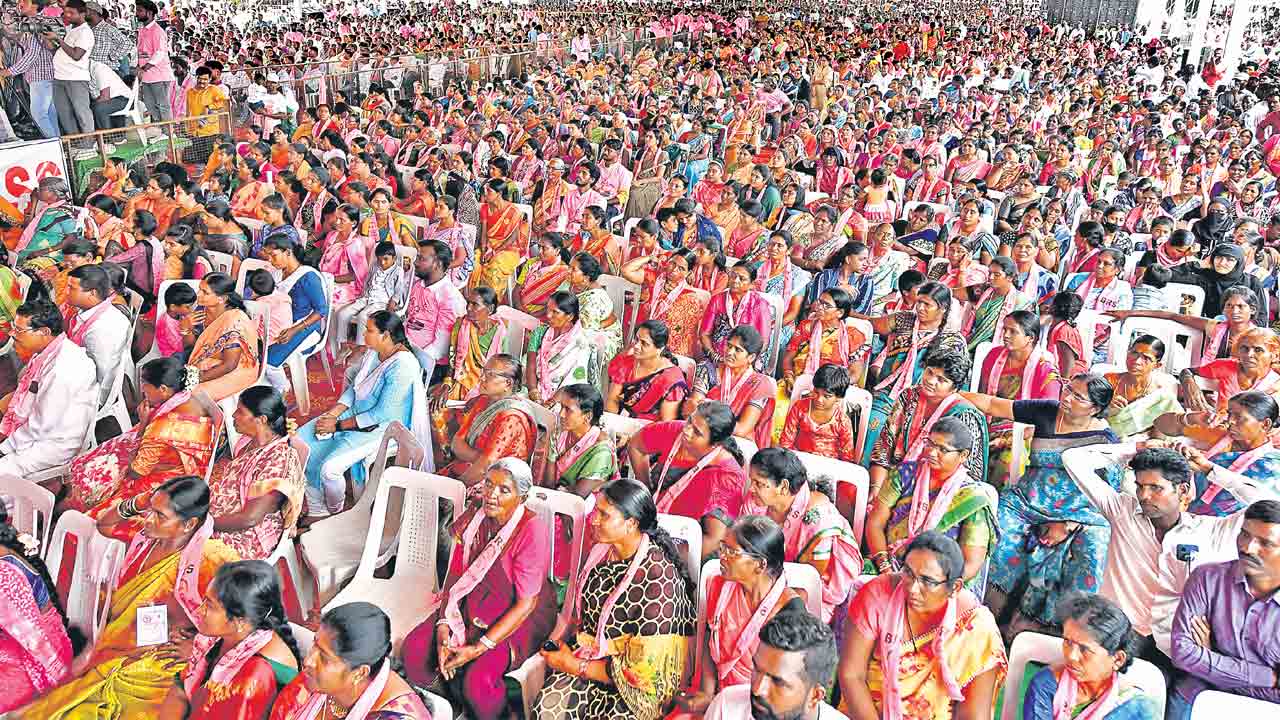 KTR |  నెర్రెలు బారిన, నెత్తురు పారిన నేలలో కరువును తరిమేసినం.. గోదావరిని తెచ్చి రైతు కాళ్లు కడిగిన భగీరథుడు కేసీఆర్‌: మంత్రి కేటీఆర్‌