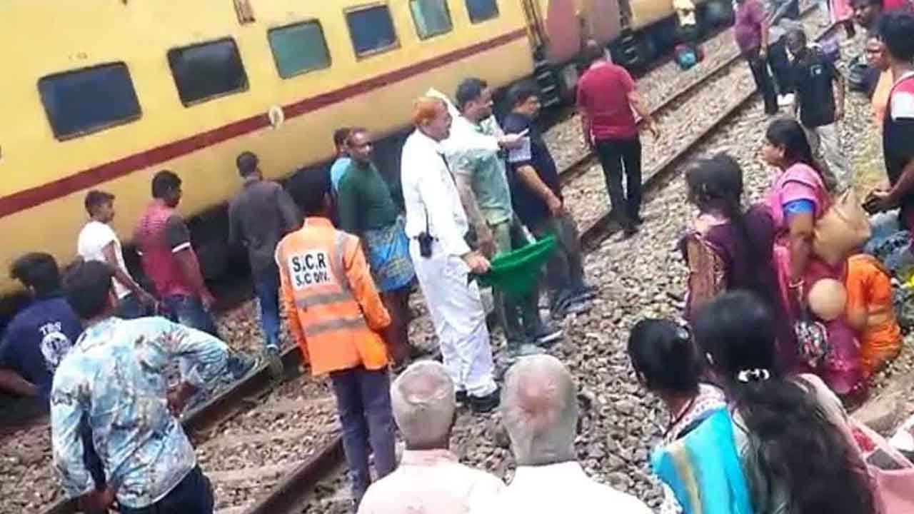 స్వర్ణజయంతి ఎక్స్‌ప్రెస్‌లో పొగలు