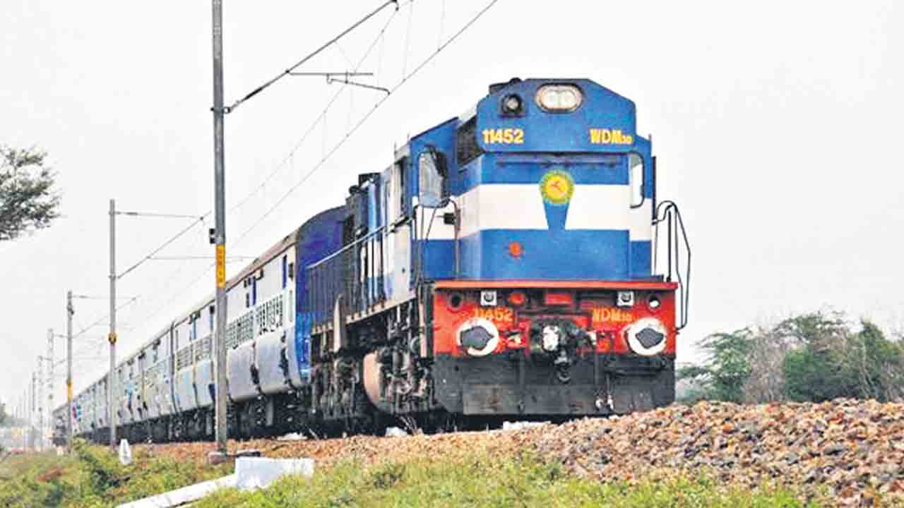 Train misses station halt | స్టేషన్‌లో ఆగని రైలు.. సుమారు కిలోమీటరు వెనక్కి నడిపిన లోకో పైలట్‌