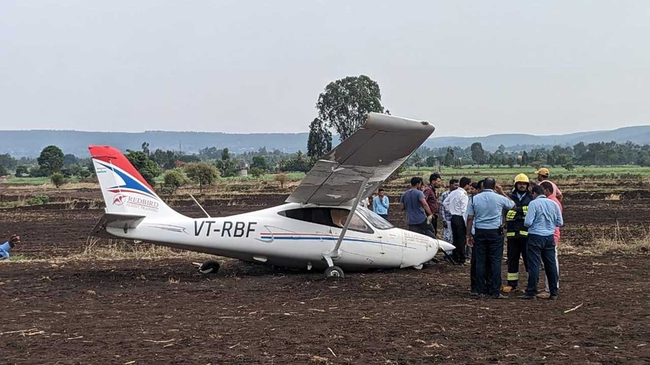Training Aircraft | గాలిలో ఉండగా సాంకేతిక సమస్య.. అత్యవసరంగా ల్యాండ్‌ అయిన శిక్షణ విమానం
