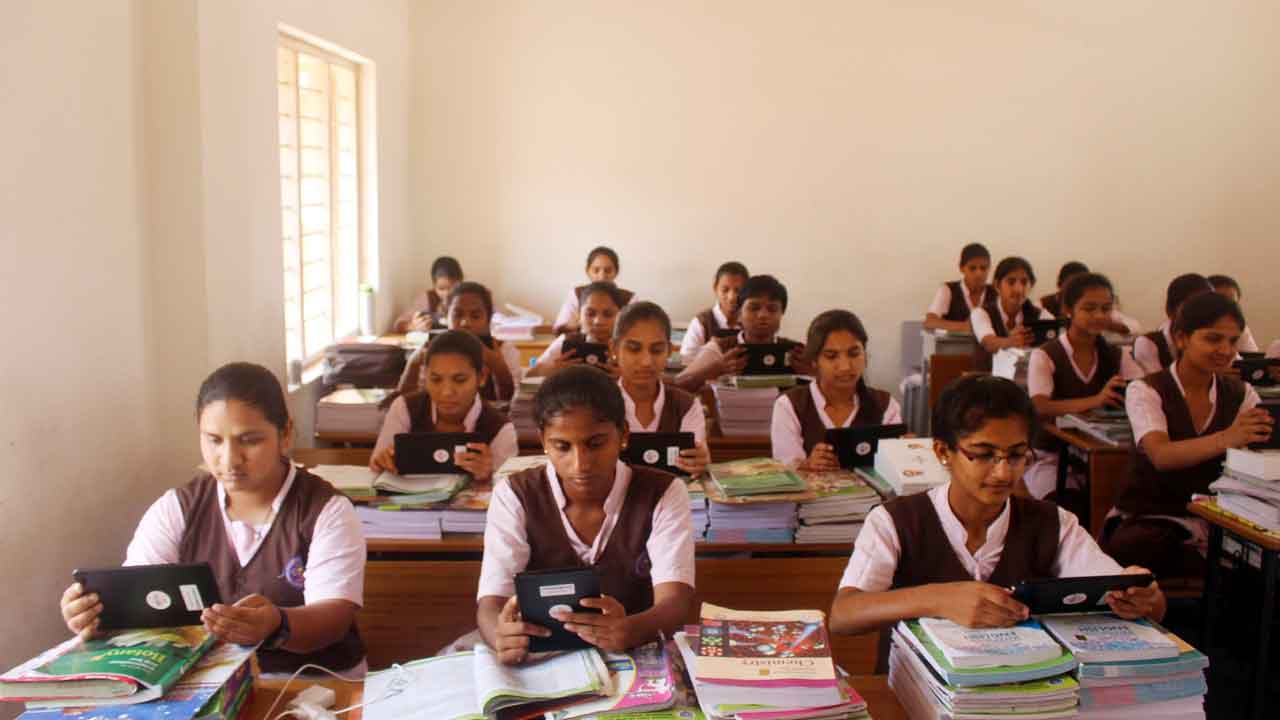 ‘ట్యాబ్‌’ గిరిజన విద్యార్థులకు ‘గిఫ్ట్‌’