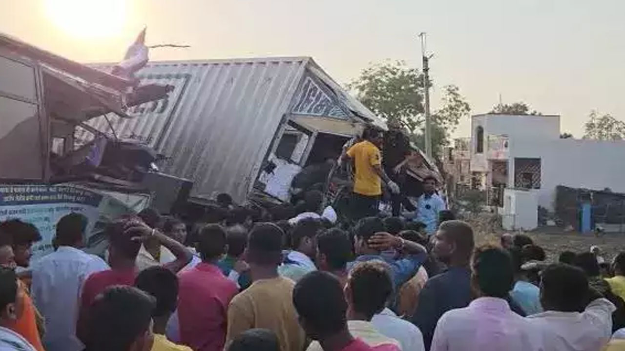 Highway Accident: పుణె హైవేపై యాక్సిడెంట్‌.. ఏడుగురు మృతి, 13 మందికి గాయాలు