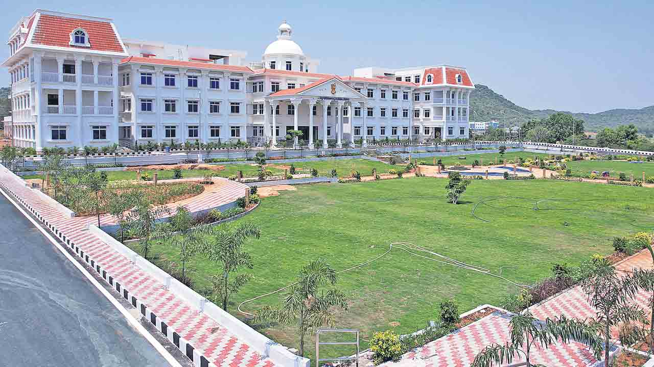 ఇంద్రభవనాన్ని తలపించేలా..