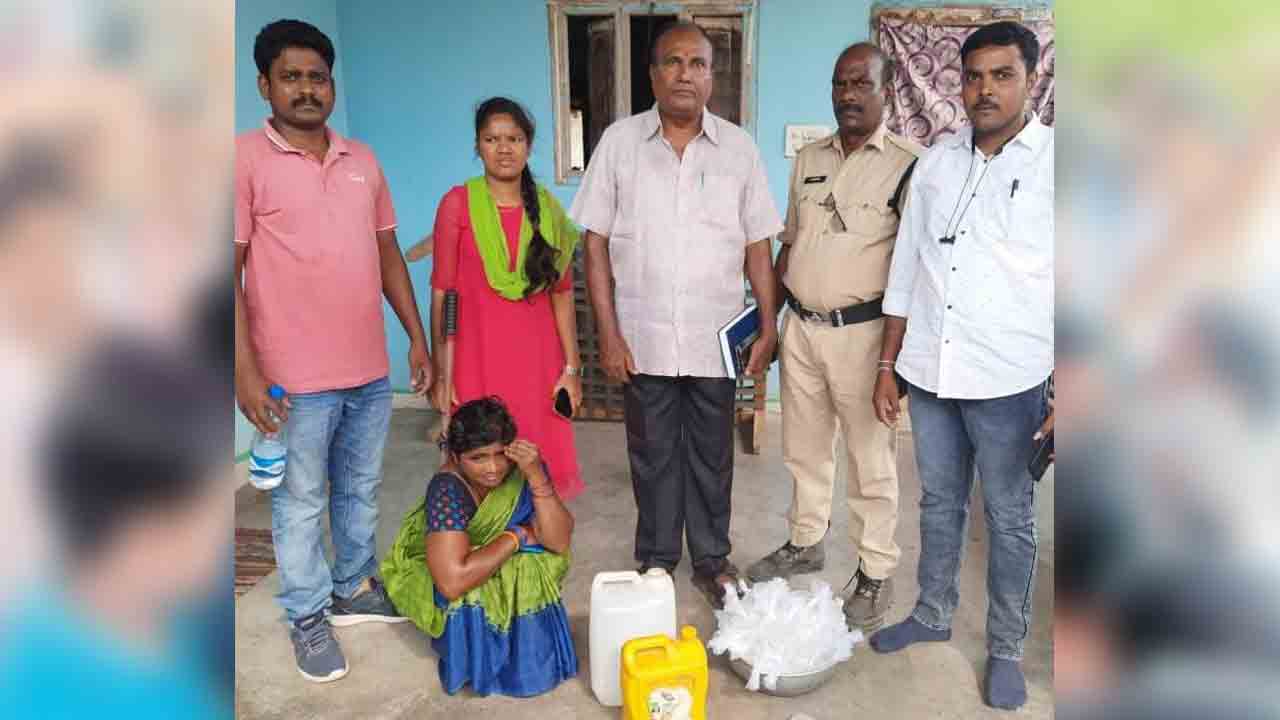 గుడుంబా స్థావరాలపై దాడులు