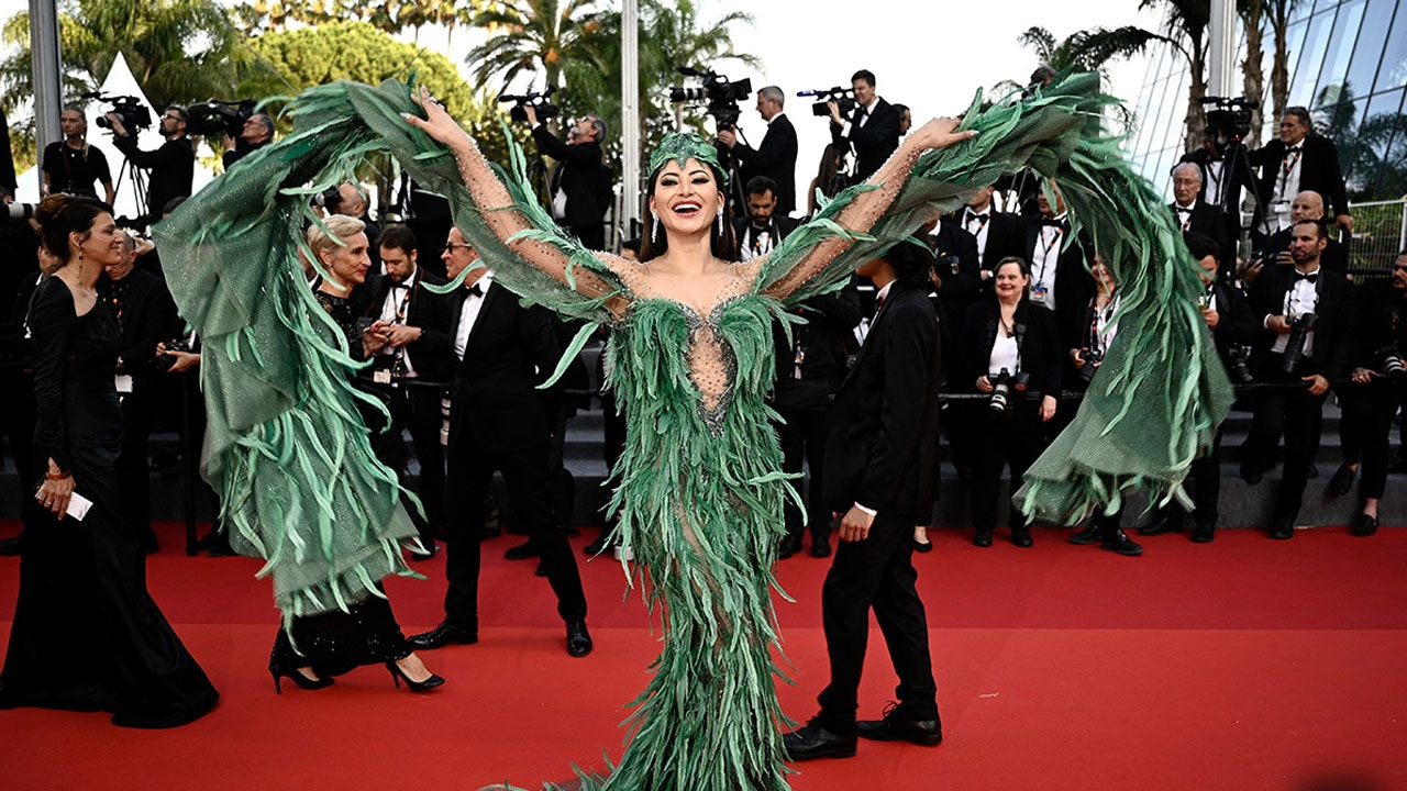 Urvashi Rautela: కేన్స్‌లో ఊపేస్తున్న ఊర్వ‌శి రౌతేలా.. ప్యారెట్ లుక్‌లో రెడ్‌కార్పెట్‌పై జిగేల్‌