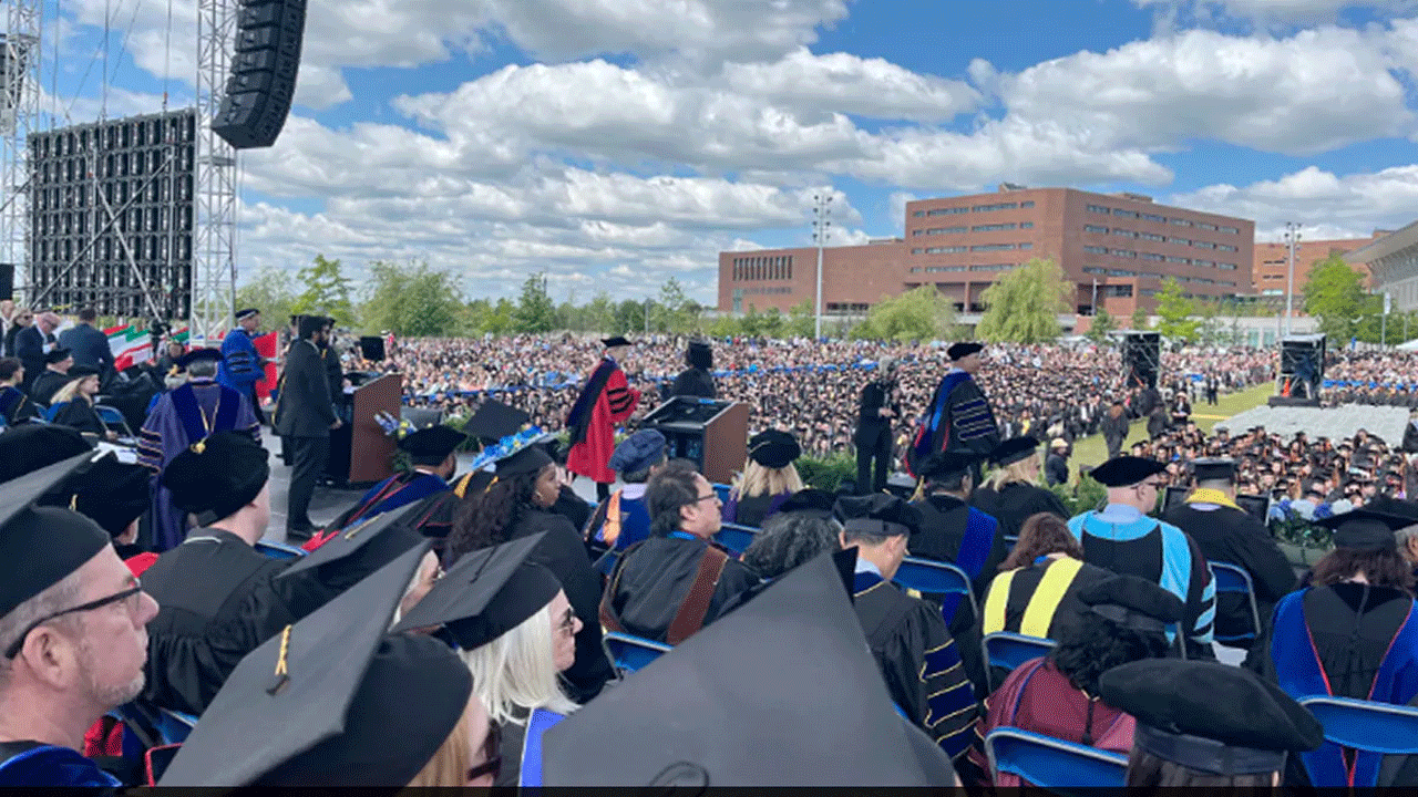 US Billionaire | గ్రాడ్యుయేష‌న్ డే : విద్యార్ధుల‌కు వేయి డాల‌ర్ల న‌గ‌దు అందించిన బిలియనీర్