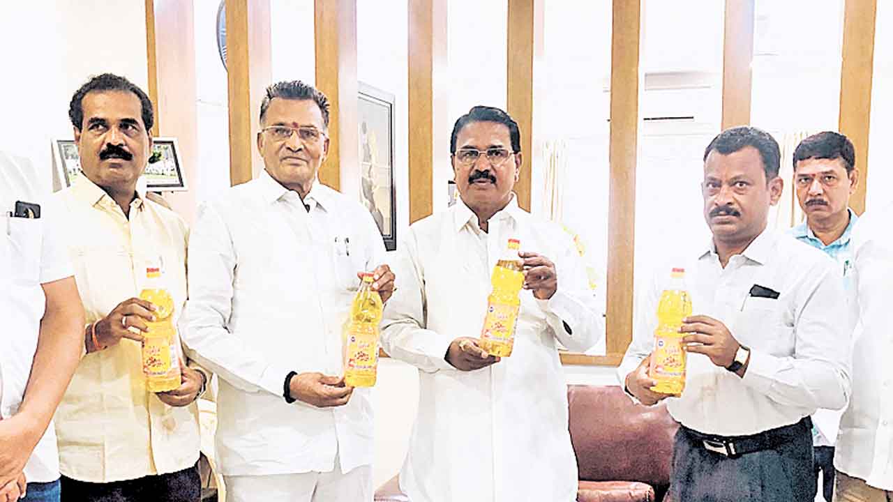మార్కెట్‌లోకి విజయ గానుగ నూనె