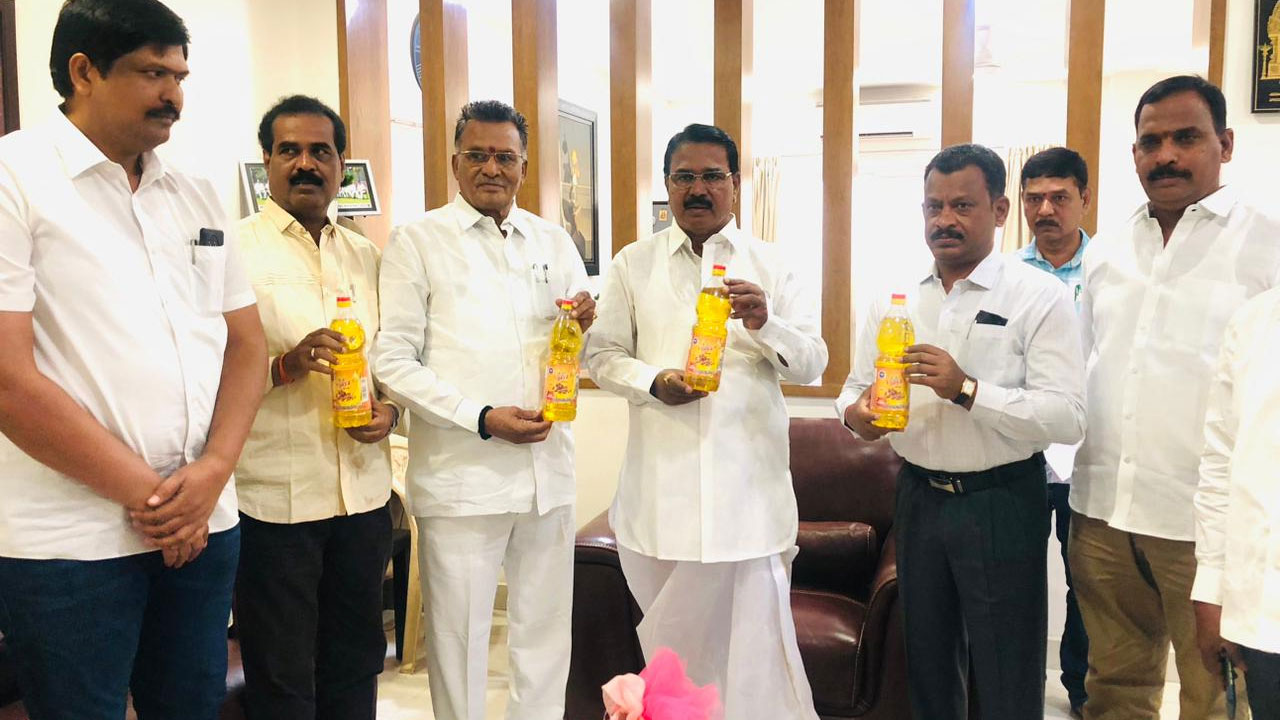 Vijaya Oil | మార్కెట్‌లోకి విజ‌య బ్రాండ్ ప‌ల్లీ నూనె.. విడుద‌ల చేసిన మంత్రి నిరంజ‌న్ రెడ్డి