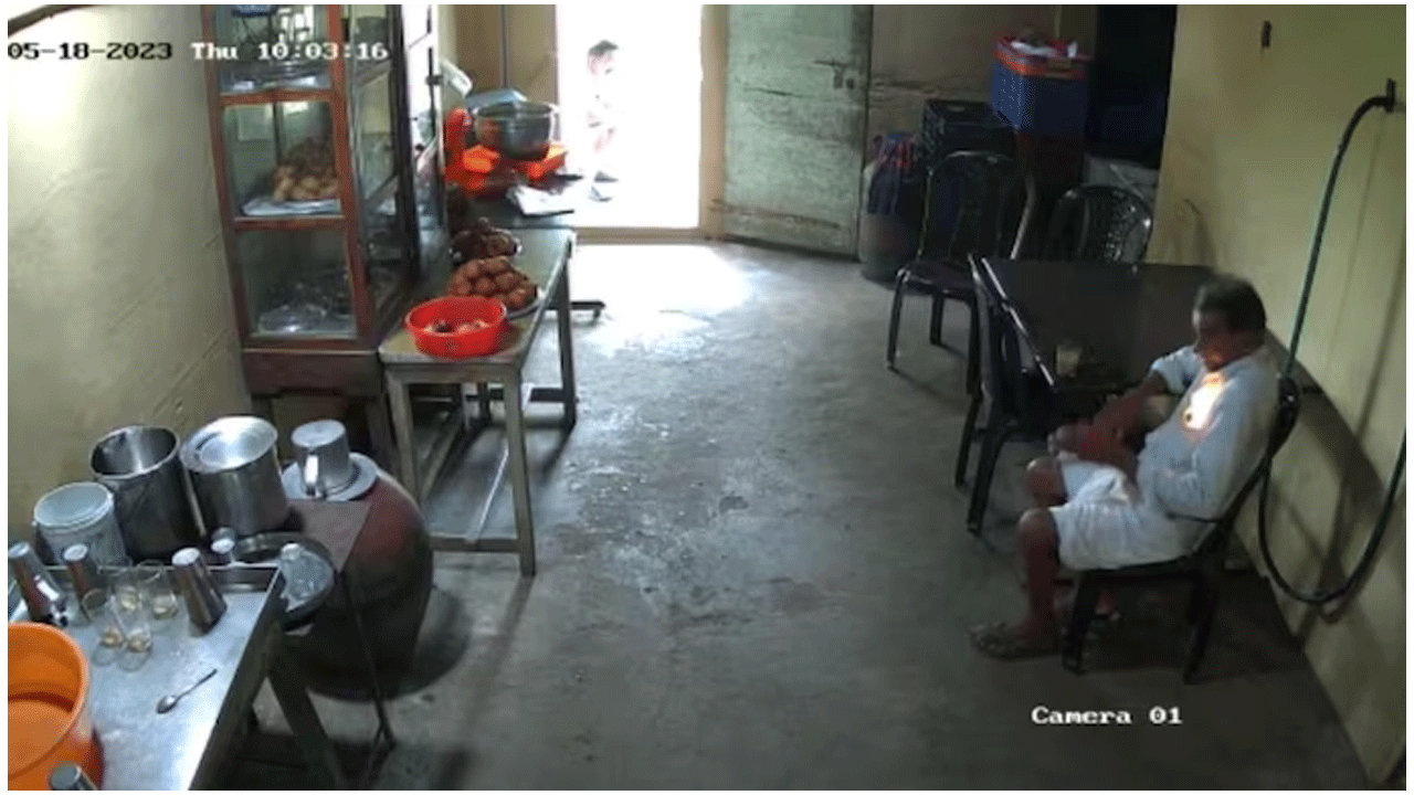 viral video | జేబులో ఉన్న మొబైల్ ఫోన్ నుంచి మంట‌లు.. త్రుటిలో త‌ప్పించుకున్న వృద్ధుడు