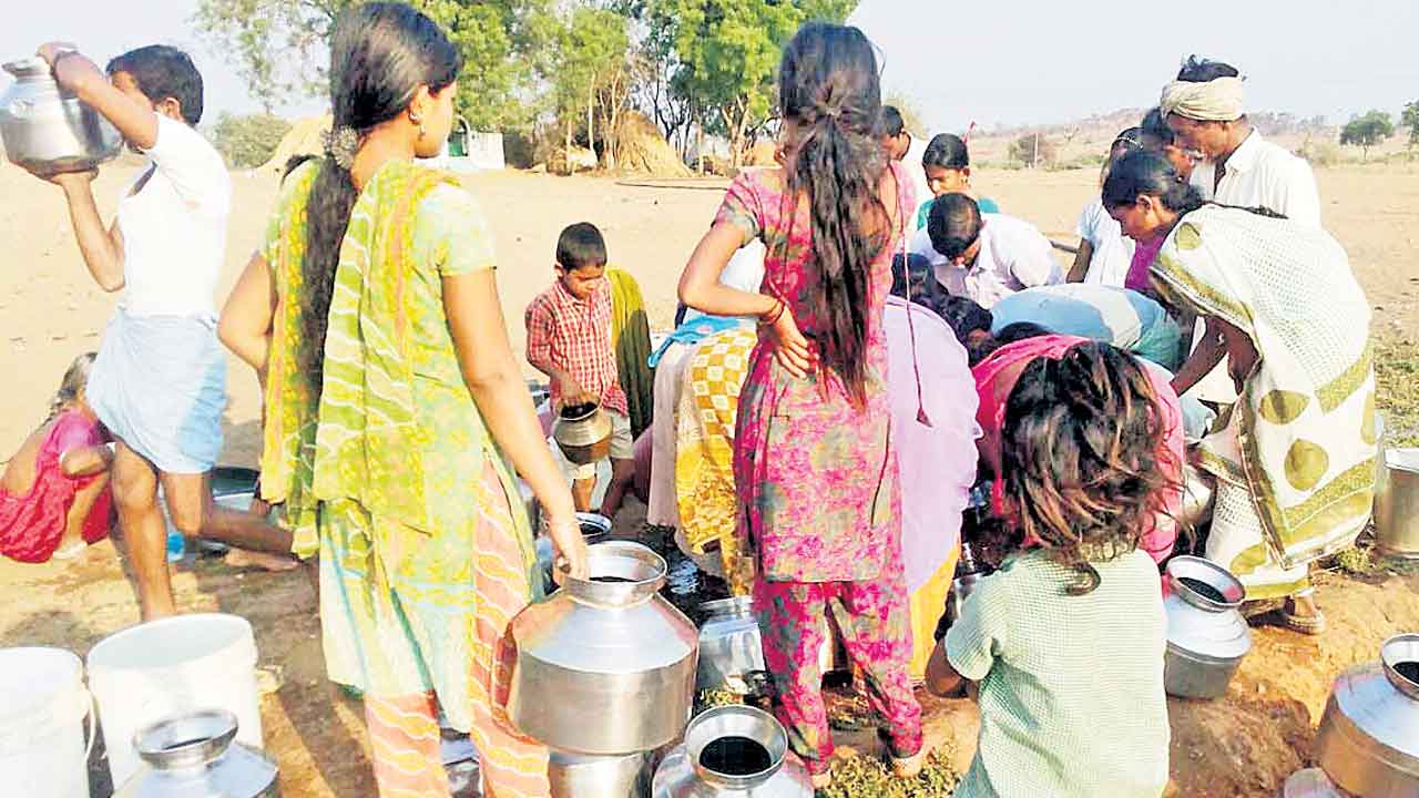 Mission Bhagiratha |  ఒకప్పుడు ఆ తండాలో పనిచేయని చేతిపంపులు.. మహిళల చేతుల్లో ఖాళీ బిందెలు.. నేడు ఇంటింటికీ నల్లా కనెక్షన్‌