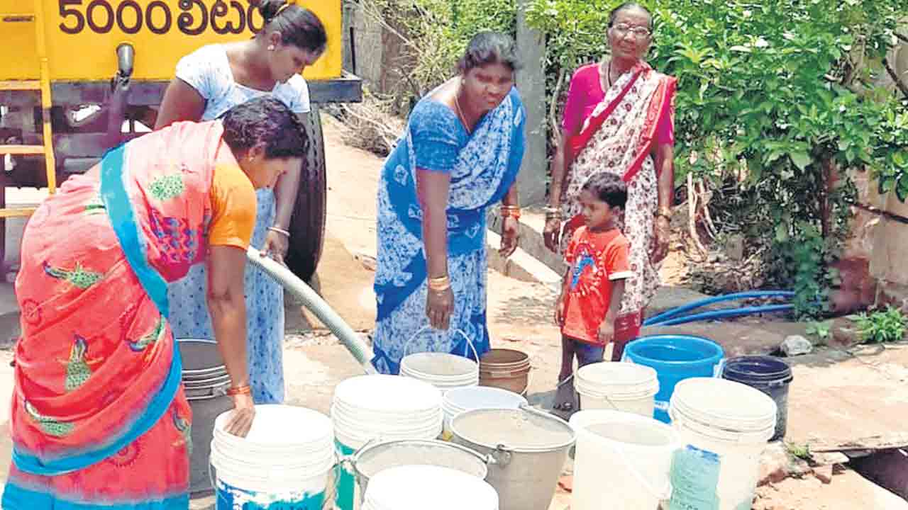 దాహం తీరింది.. ఎమ్మెల్యే దివాకర్‌రావు ఆదేశాల మేరకు నీటి సరఫరా