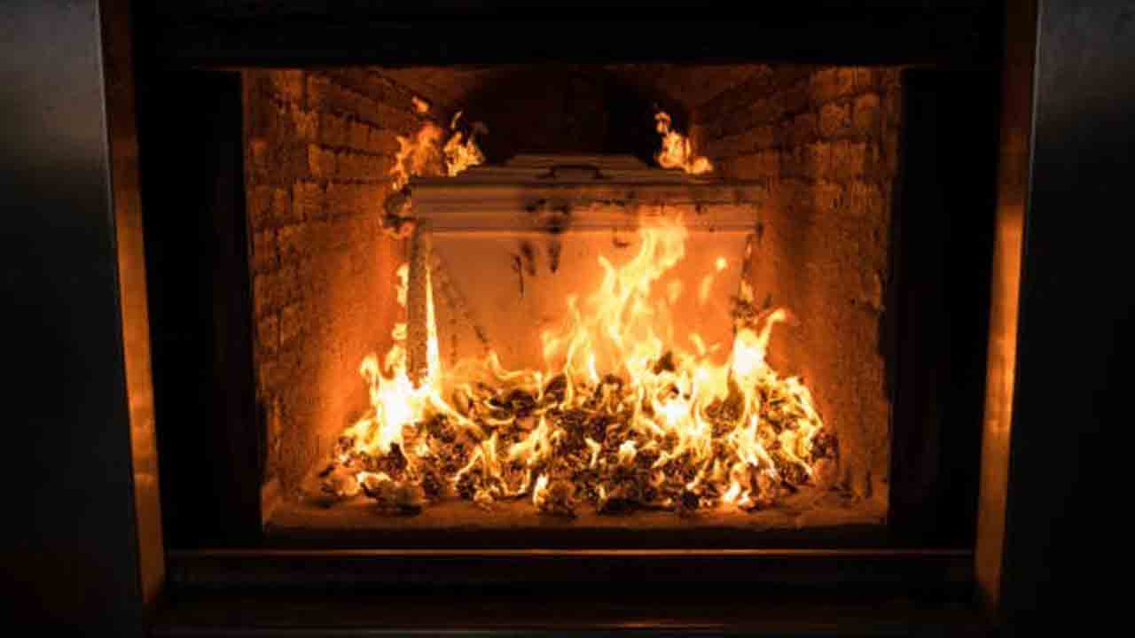 భర్తకు ఇంట్లోనే దహన సంస్కారం!