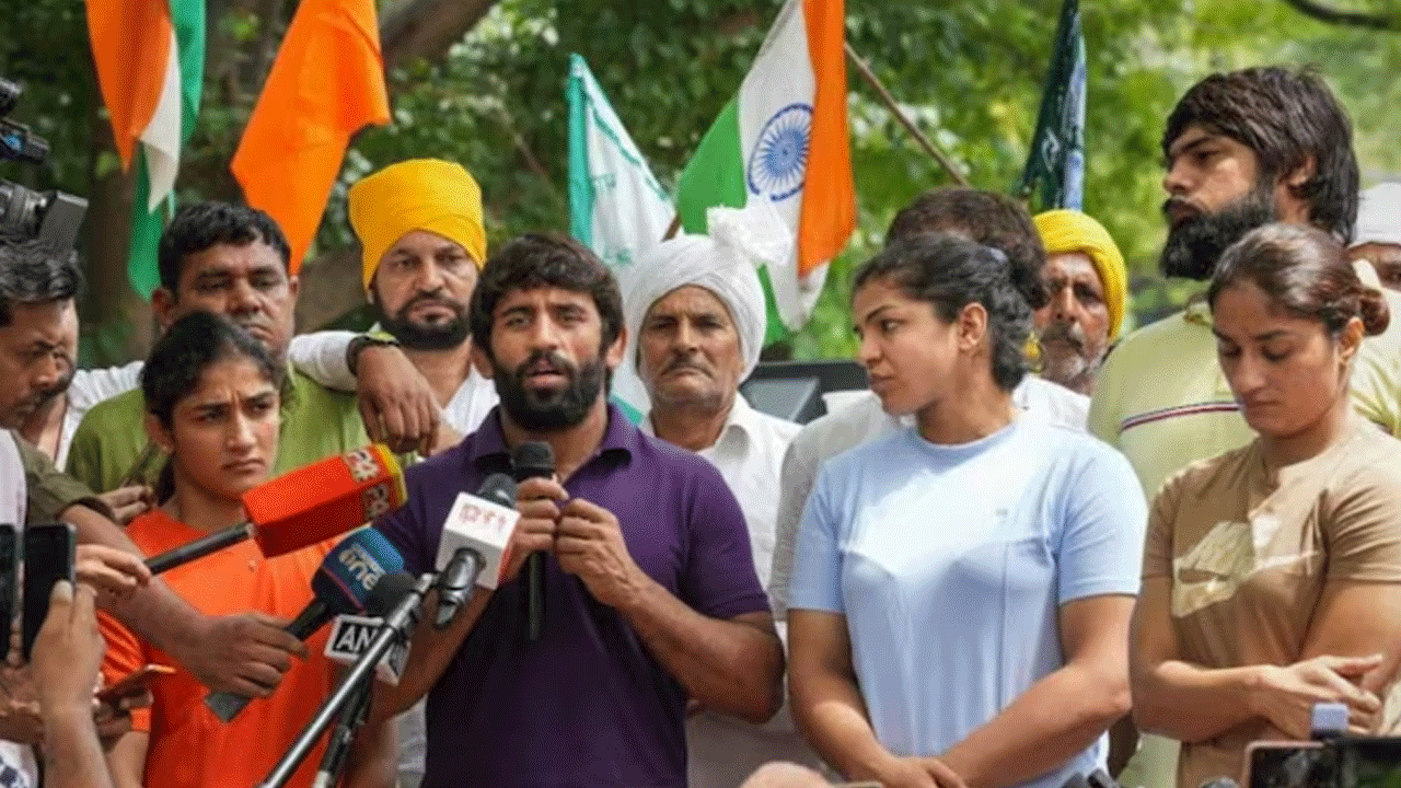 wrestlers | రెజ్ల‌ర్ల పోరు ఉధృతం : గంగా న‌దిలో మెడ‌ల్స్‌ విసిరేసి ఇండియా గేట్ వ‌ద్ద నిరాహార దీక్ష