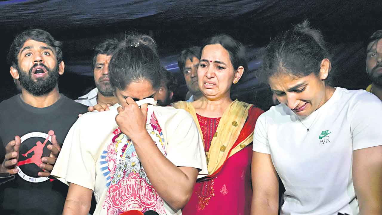 Wrestlers Protest |  ఢిల్లీలో నిరసనశిబిరంపై పోలీసుల దౌర్జన్యం.. ఫుల్లుగా మందుకొట్టి మహిళా రెజ్లర్లపై దాడులు