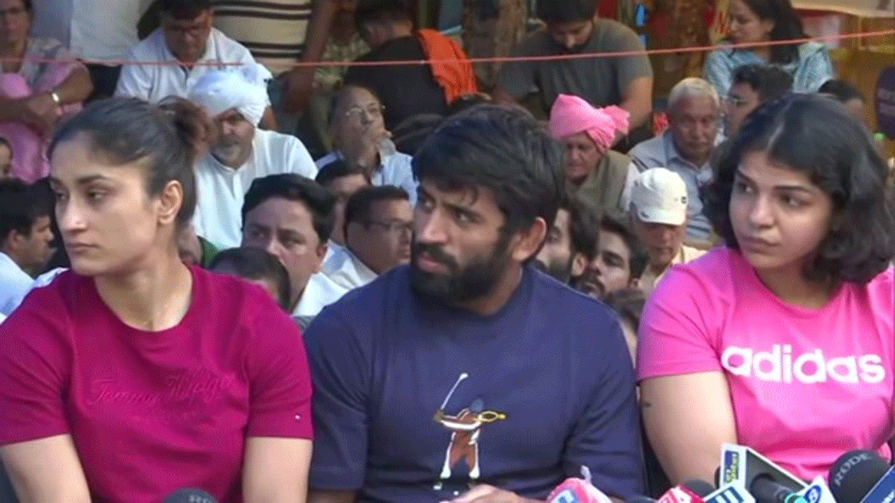 బ్రిజ్ భూష‌ణ్ సింగ్ కొమ్ముకాస్తున్న ఢిల్లీ పోలీసులు : మ‌హిళా రెజ్ల‌ర్ల ఆరోప‌ణ‌