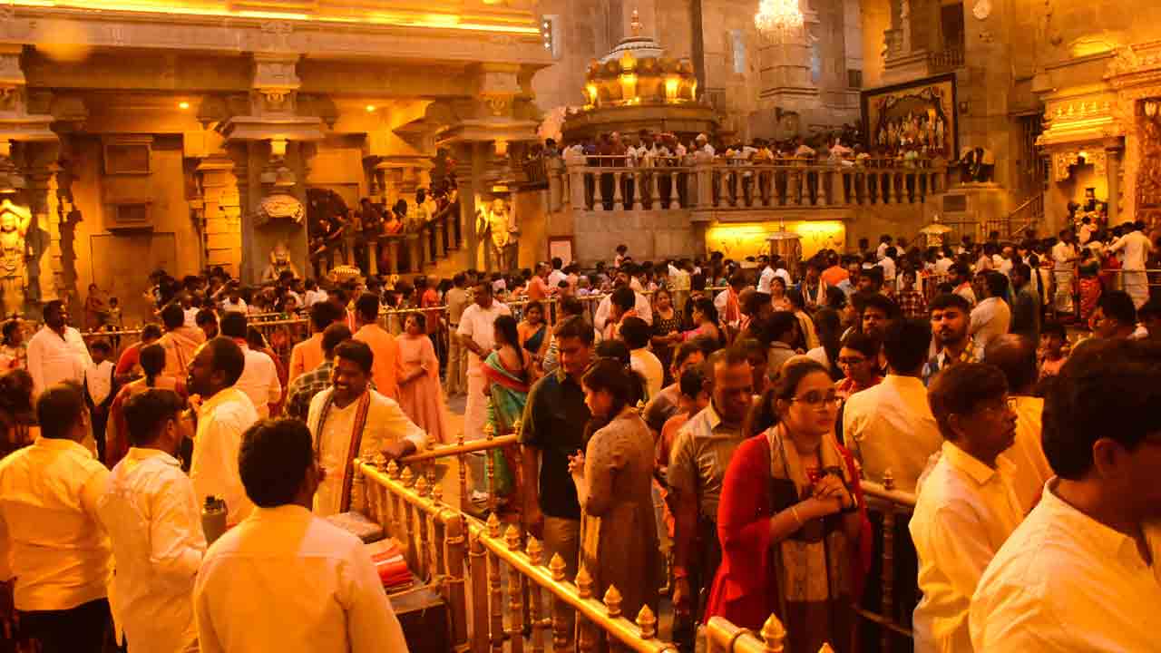 యాదగిరి గుట్ట కిటకిట