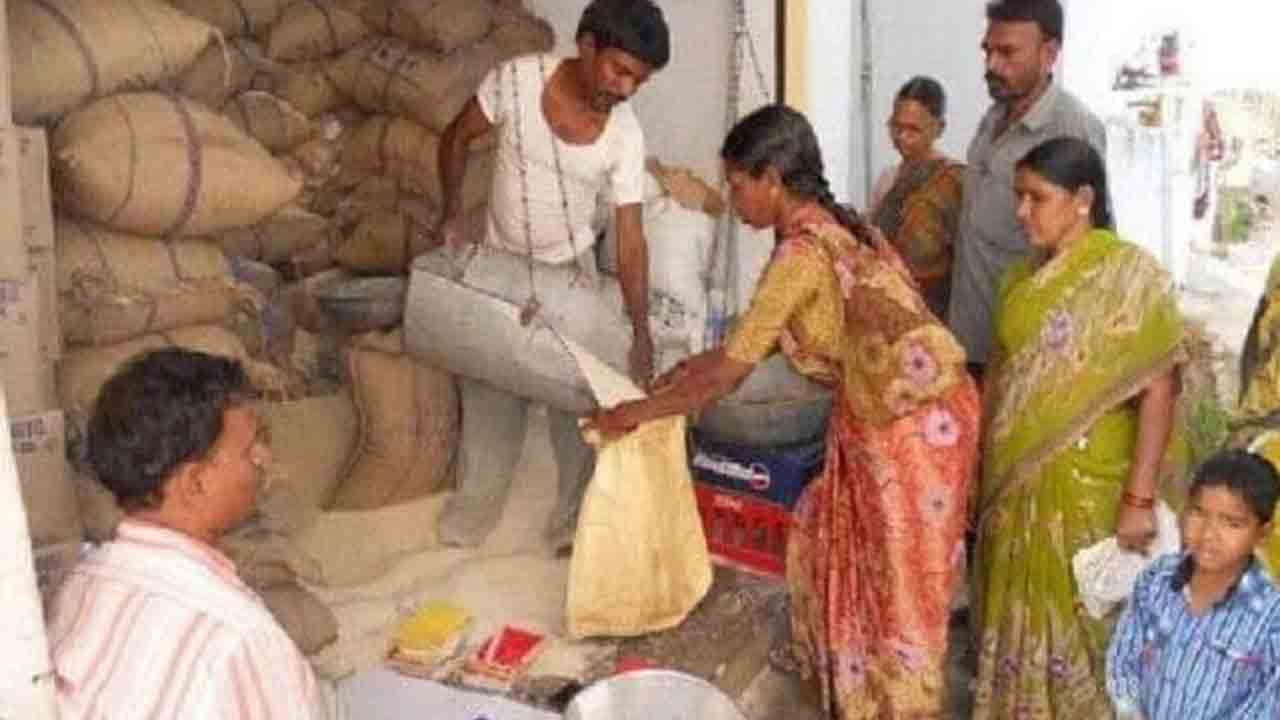 తెరుచుకున్న రేషన్‌ షాపులు