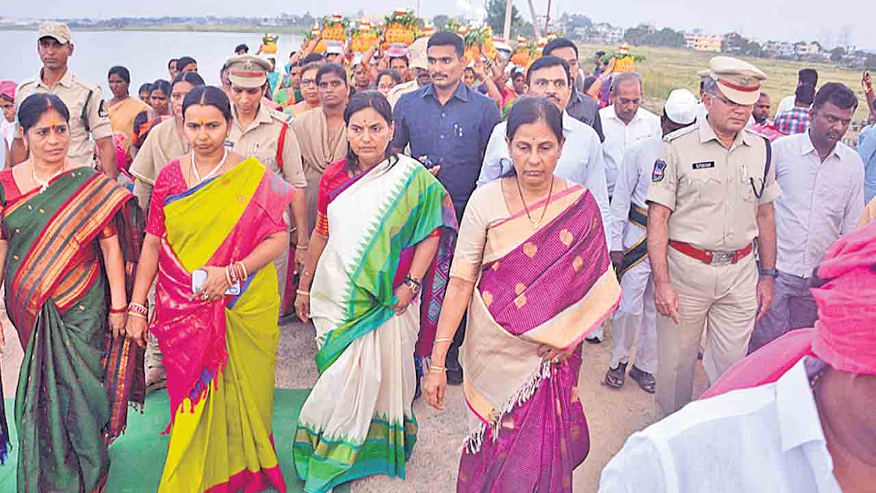 పల్లె కదిలింది చెరువు మురిసింది..