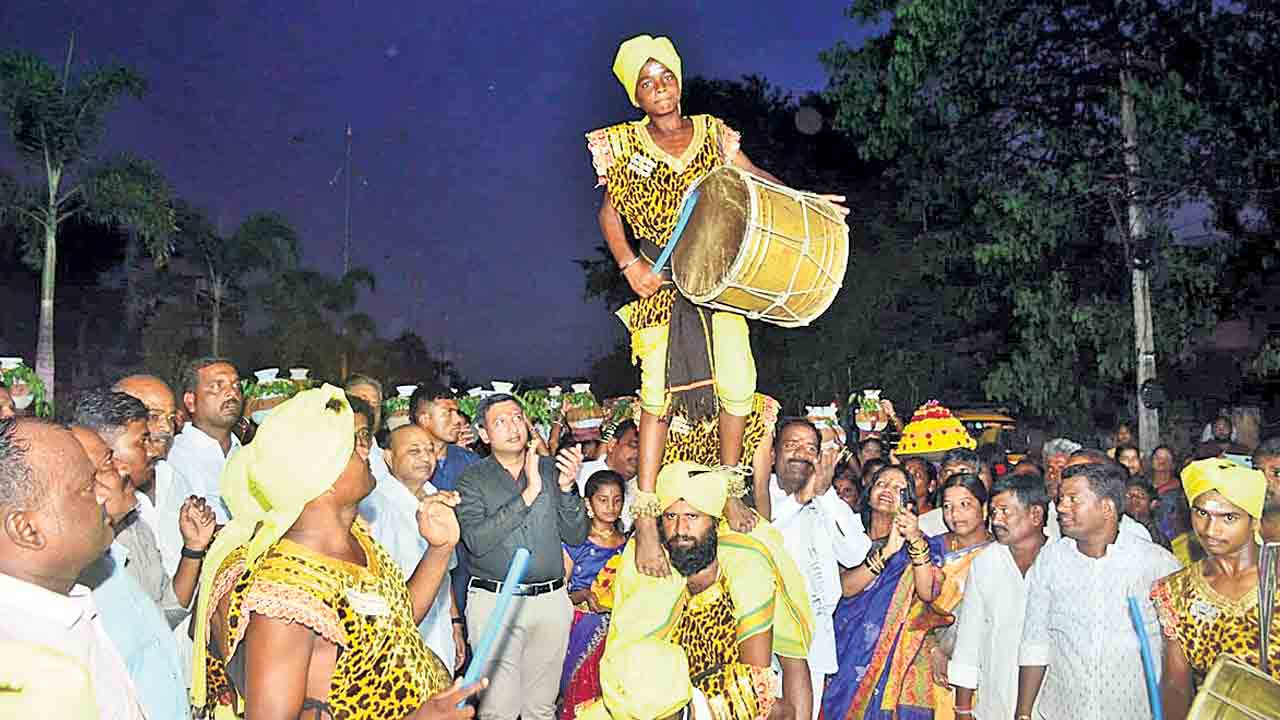చెరువు కట్టలపై దశాబ్ది సందడి