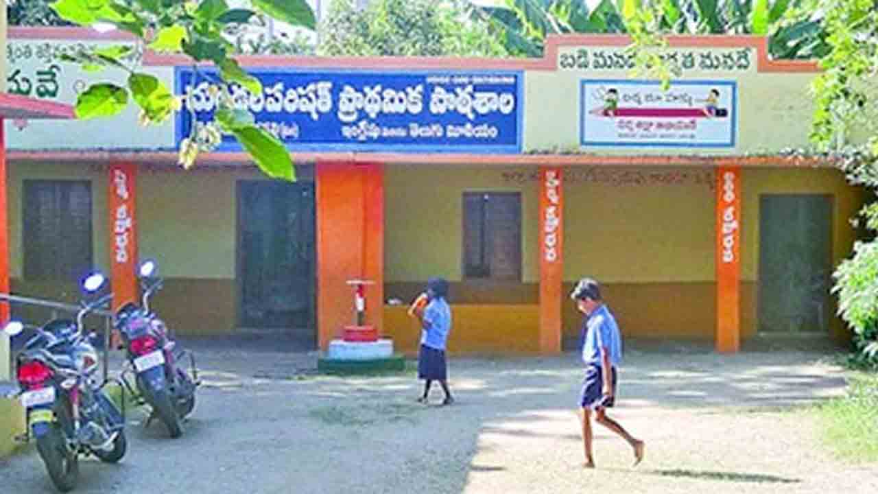 స్కూళ్లలో స్వచ్ఛ కార్మికులను నియమించాలి