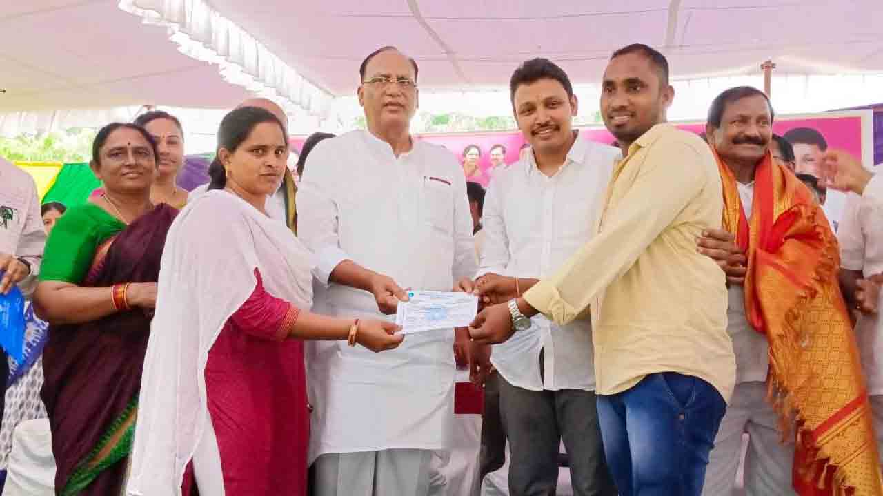 పేదల ఉన్నతికి ప్రభుత్వం పెద్ద పీట