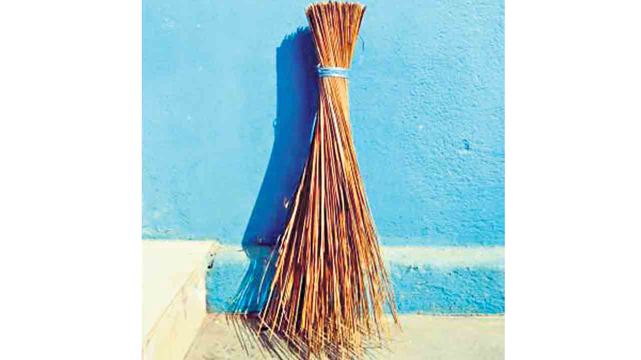 చీపురు ఏ మూల ఉంచాలి?