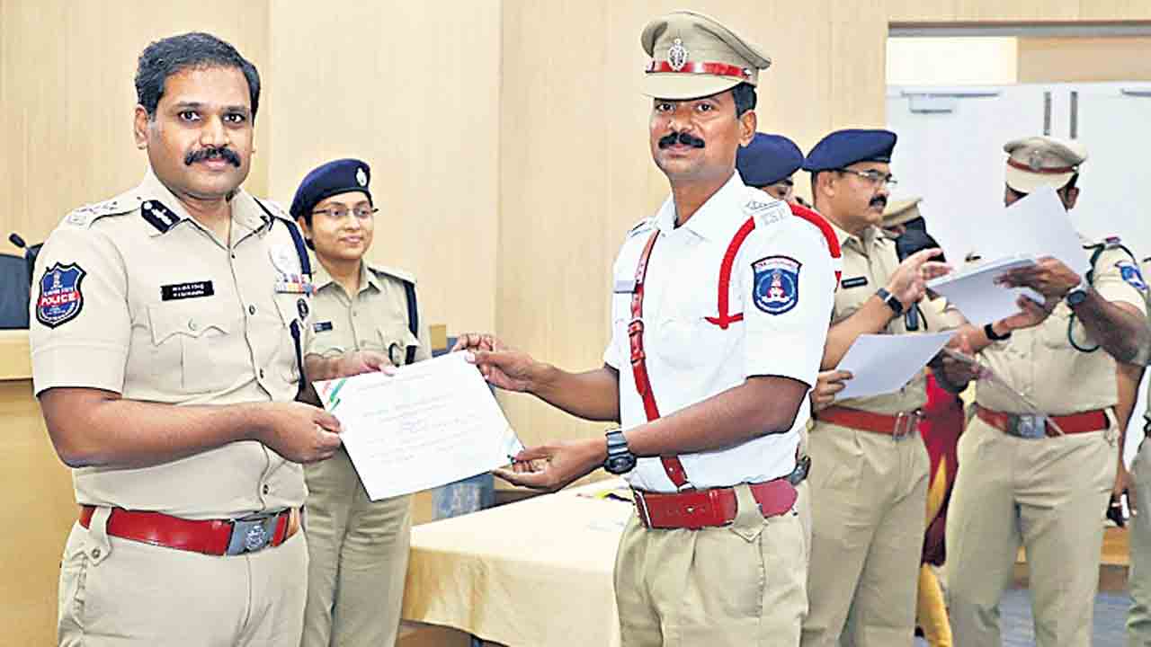 రోడ్డు భద్రతలో నిమగ్నం