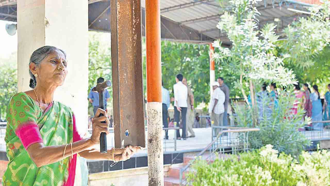 మోగిన బడి గంట