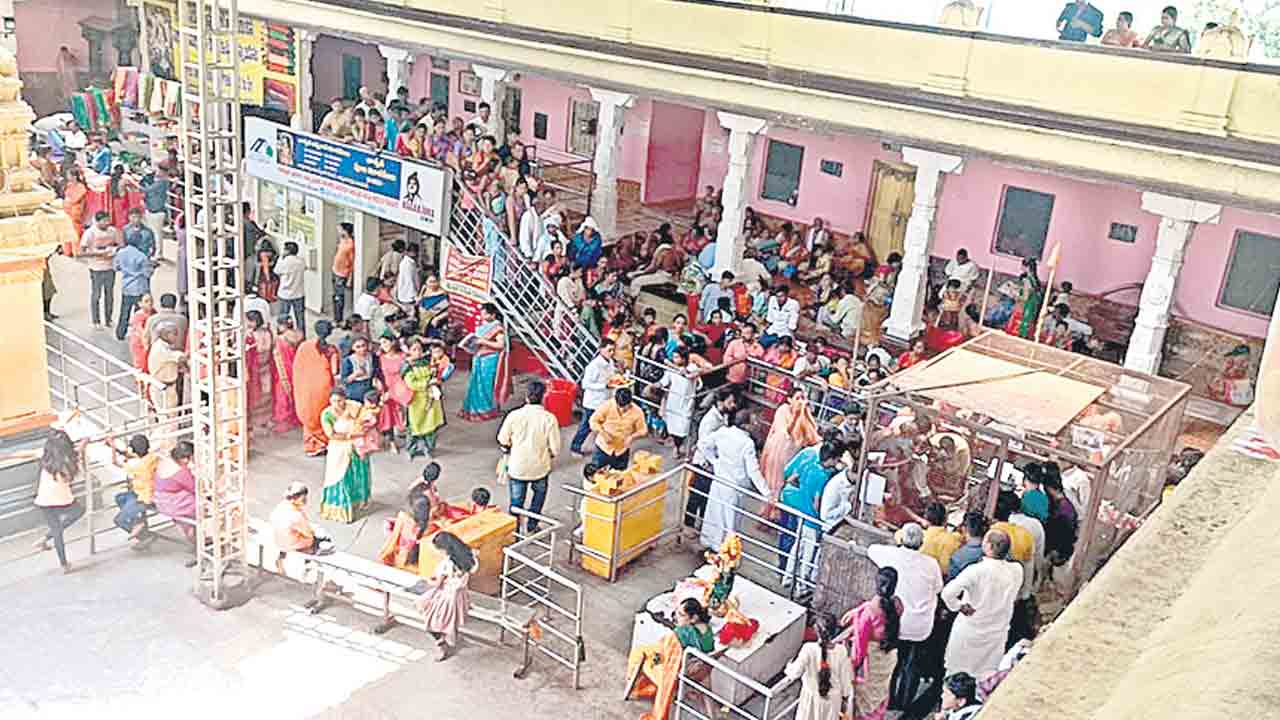 అమ్మవారి ఆలయంలో భక్తుల రద్దీ