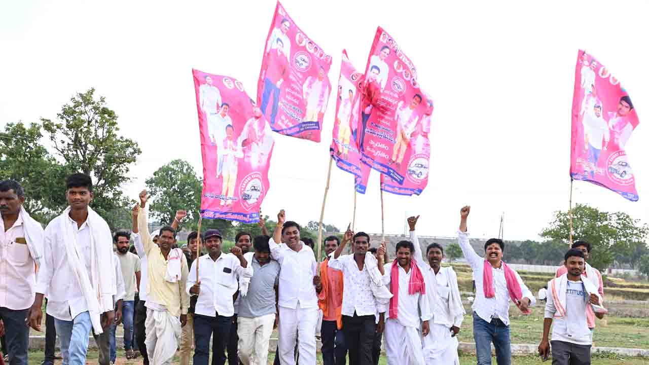 కదిలివచ్చిన గులాబీసైన్యం