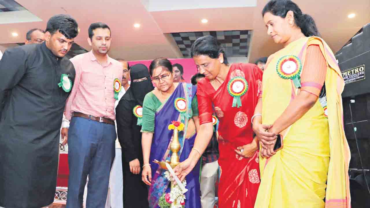 మహిళల అభ్యున్నతి, సంక్షేమానికి రాష్ట్ర సర్కార్‌ ప్రాధాన్యత