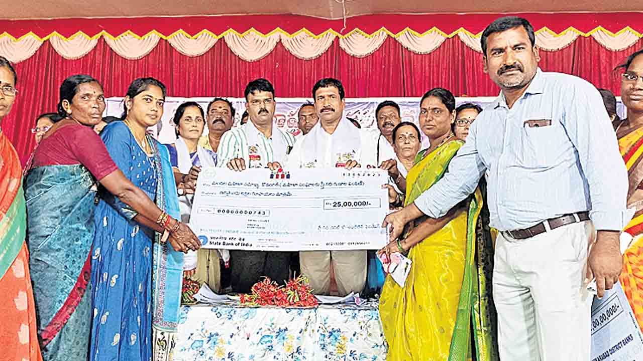 సంక్షేమ పథకాలు దేశానికే ఆదర్శం