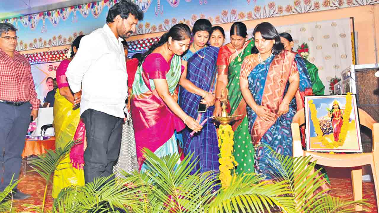 చట్ట సభల్లో మహిళల పాత్ర కీలకం కావాలి