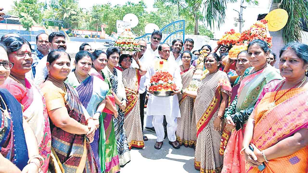 ఆడబిడ్డల ఆనందహేల